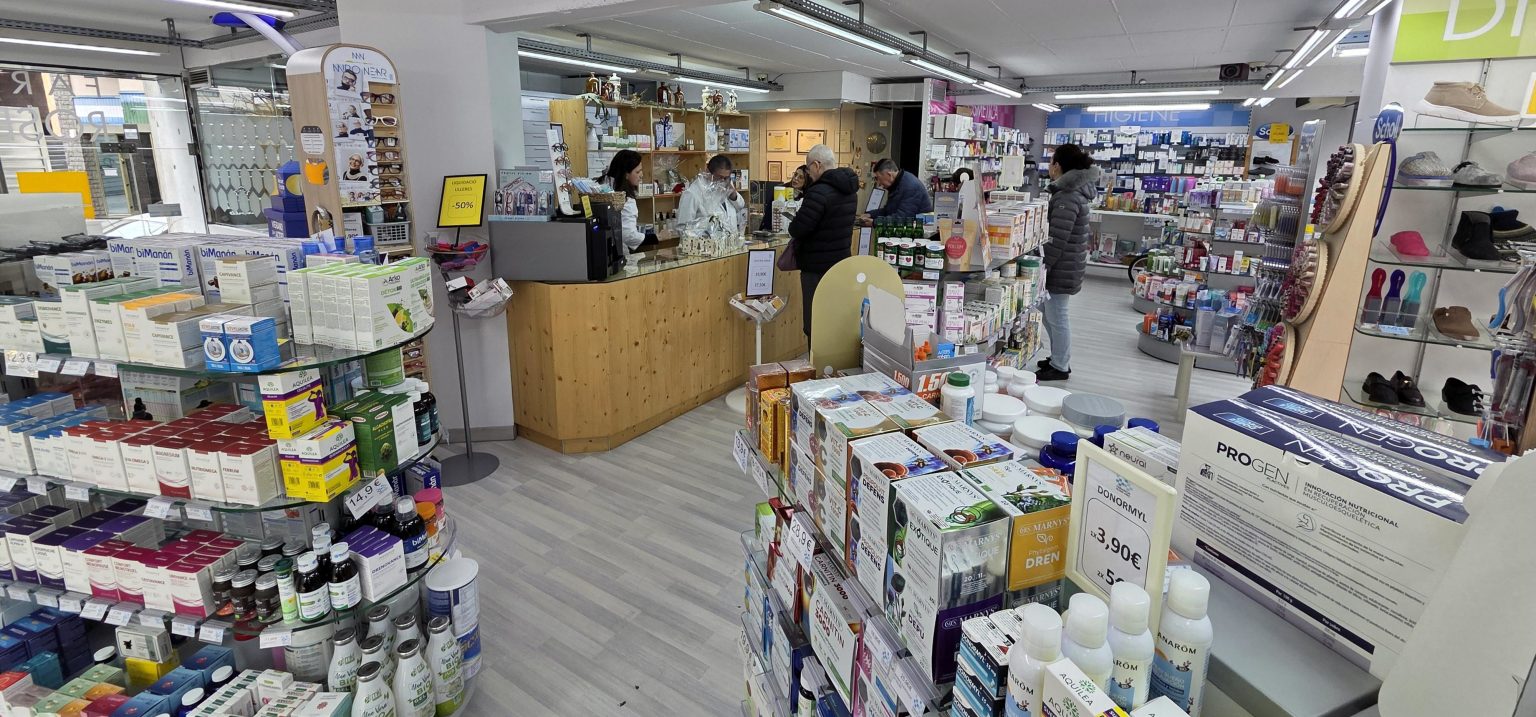 Interior de la Farmacia Roser Miró en Andorra
